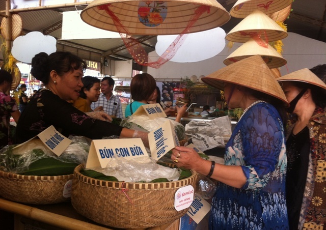 งานมหกรรมอาชีพพื้นเมืองฮานอยและจังหวัดต่างๆในเขตที่ราบลุ่มแม่น้ำ Hồng